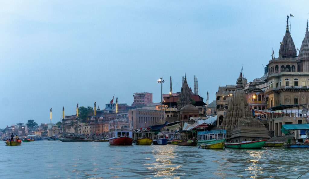 Les ghats de Varanasi sur le Gange, avec leurs bateaux colorés et leurs temples historiques